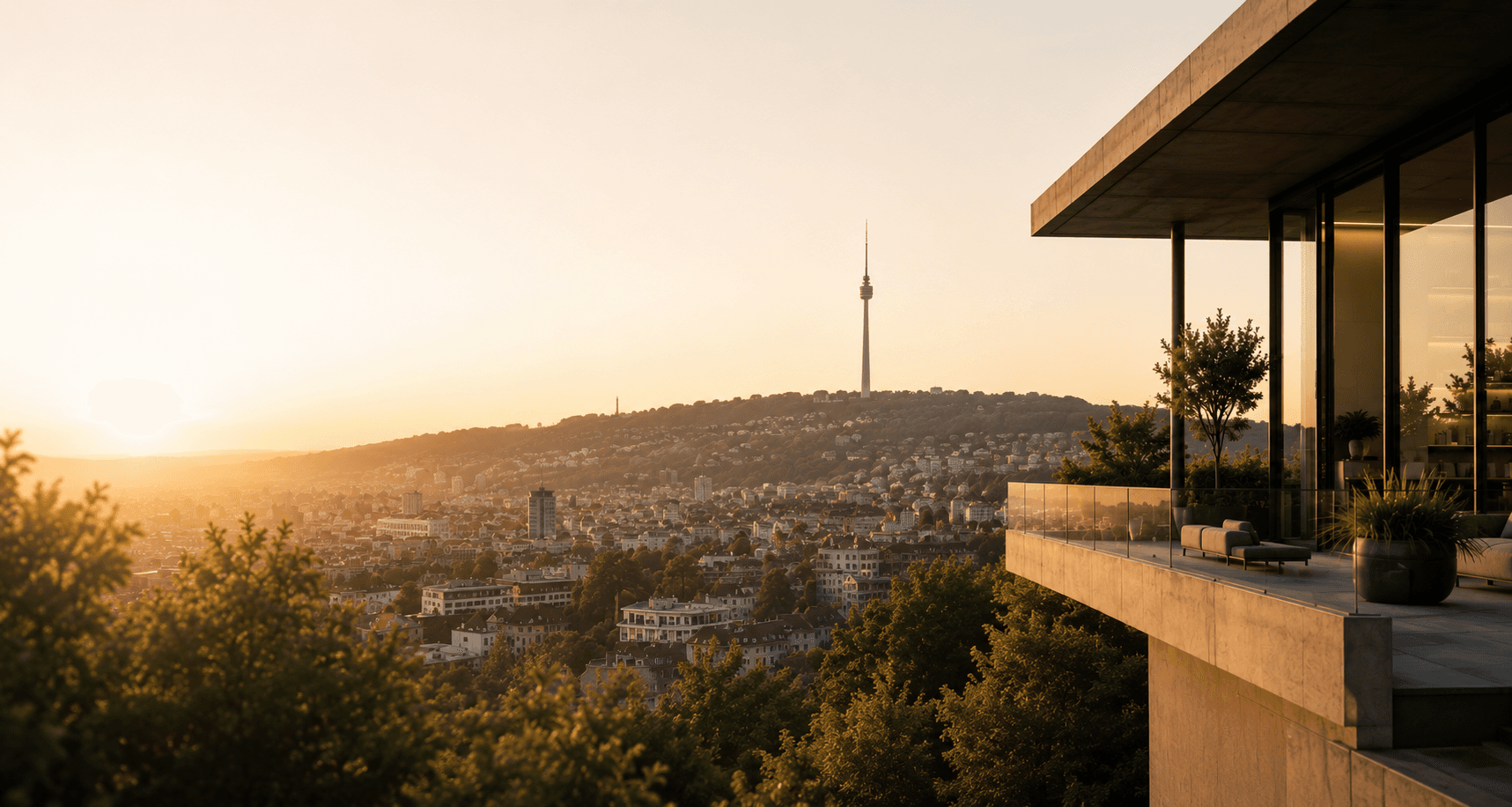 Stuttgart bei Abendsonne — Blick über die Stadt mit Fernsehturm und Schwäbischen Hügeln