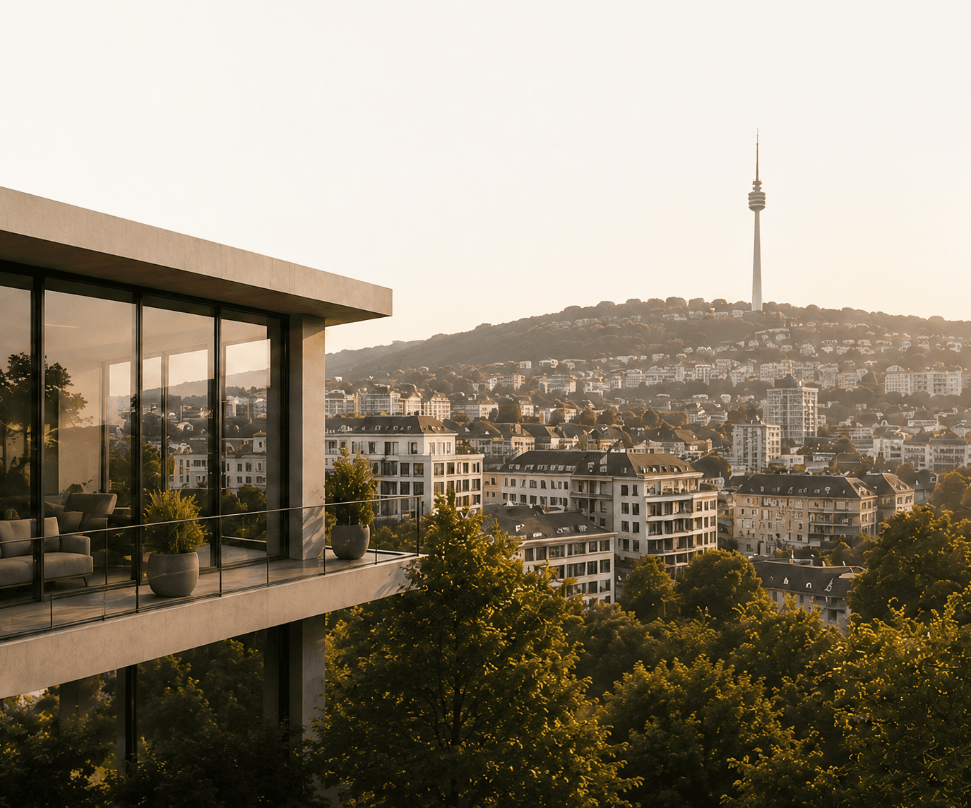 Stuttgarter Skyline mit Fernsehturm und Balkonblick bei warmer Abendsonne